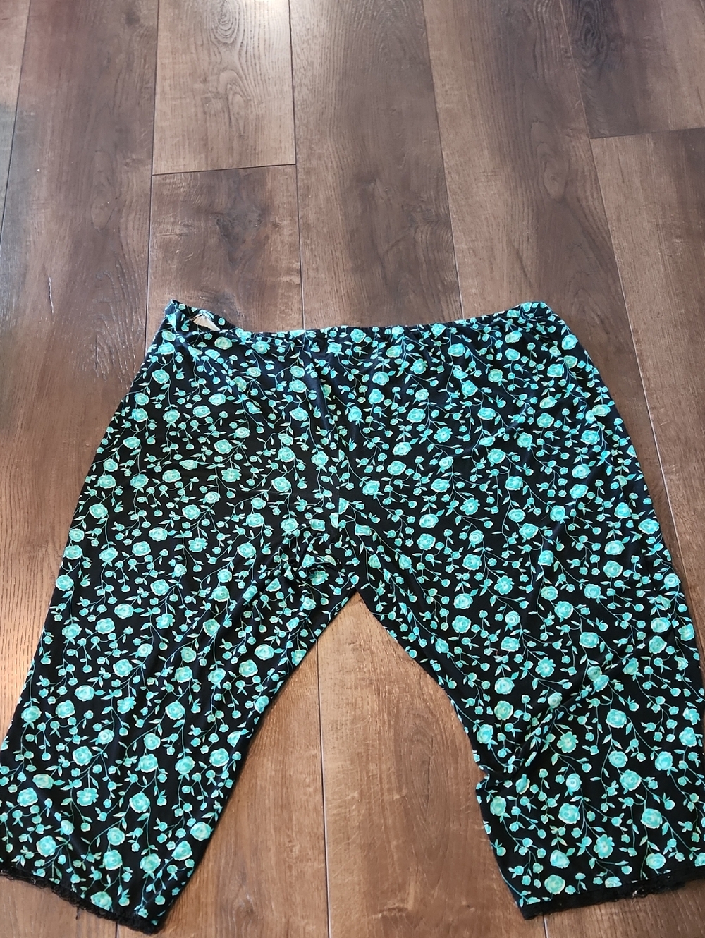 WOMEN'S Black Floral Capri Pants - Teal Flower Print Lounge Pants
